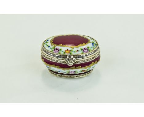 Elizabeth II Very Fine 9ct Gold Engine Turned And Hinged Pill Box. Hallmark Birmingham 1986, Maker S.J.R SJ Rose & Son. Width