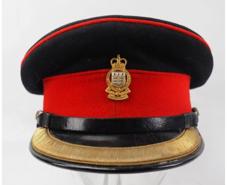 Großbritannien: Royal Army Ordnance Corps, Mütze für Offiziere.Schwarze Mütze mit roten Vorstößen, Schirm mit offiziersmäßige