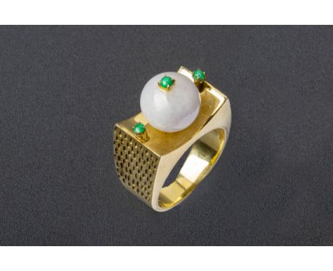 A JADE BEAD AND GOLD RING
In 14k gold, with central bead and smaller jade accents, and with textured shoulders
Marked '14K HK