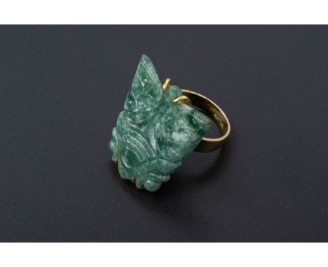 A CARVED JADE AND GOLD RING
IN 14k gold, teh jade panel carved as a stylised butterfly
Marked 'HK 14K'
US 7
15.1g
Condition: 