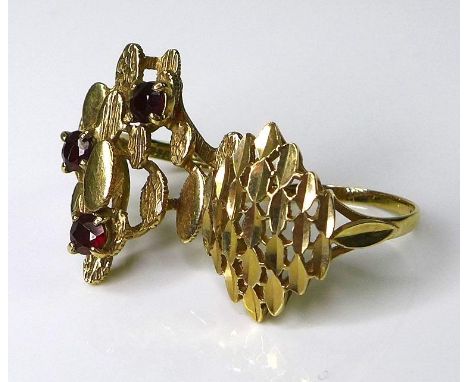 Private Collection-Vintage and Modern design rings: Two 9ct gold rings with oval design, the first composed of floating ovals