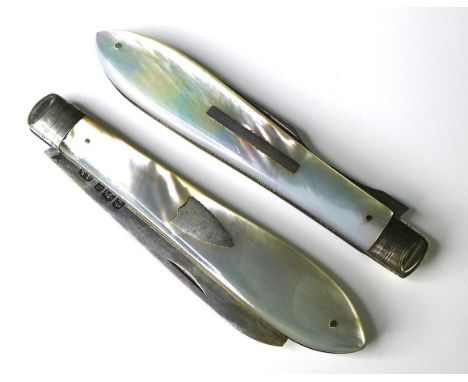 A cased set of folding silver and mother of pearl cutlery, comprising knife and fork. 