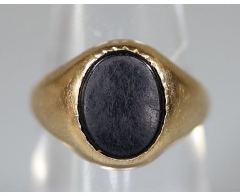 9ct gold and onyx oval signet ring.  Ring size K&1/2.  Approx weight 2.7 grams.(B.P. 21% + VAT) 