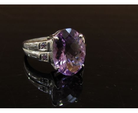 A 9ct gold ring set with oval amethyst stone. Size R, 5.4g