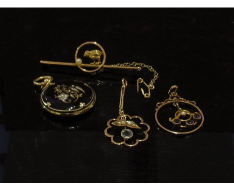 A 15ct gold brooch with chick detail, two early 20th Century gold drop pendants and a locket with black enamel decoration, 14