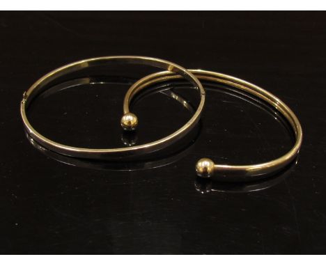 A 9ct gold bangle with ball finials and a 9ct gold bangle, 6.6g