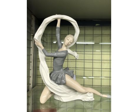 NAO FIGURE GROUP OF RHYTHMIC GYMNAST