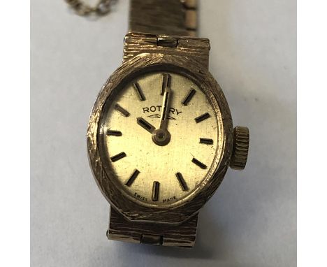 9CT ROTARY WRISTWATCH ON TEXTURED STRAP 15.4G OVERALL
