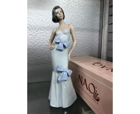 NAO FIGURE GROUP PASE DI MODA 01216 WITH BOX