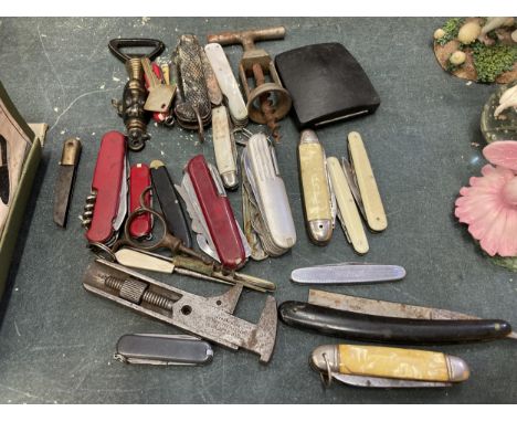 A GROUP OF VINTAGE PEN KNIVES AND FURTHER ITEMS 