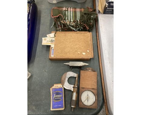 A MIXED LOT TO INCLUDE A MINIATURE ANVIL, COMPASS, CIGARETTE CARDS, RAILWAY BADGE, ETC 