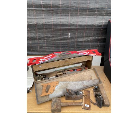 AN ASSORTMENT OF VINTAGE TOOLS TO INCLUDE WOOD PLANES AND HAMMERS ETC 