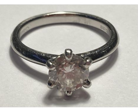 A PLATINUM (PT950) RING WITH A ONE CARAT SOLITAIRE DIAMOND SIZE M 
