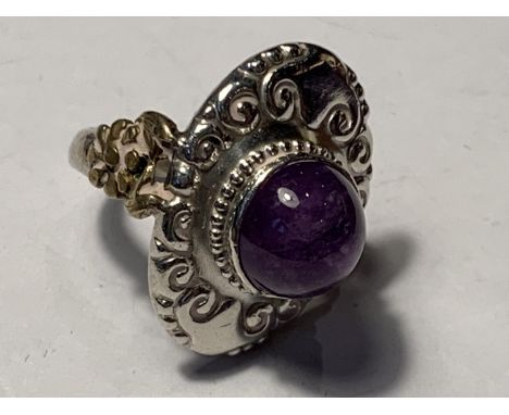 A SILVER RING WITH PURPLE AGATE STONE SIZE F IN A PRESENTATION BOX 