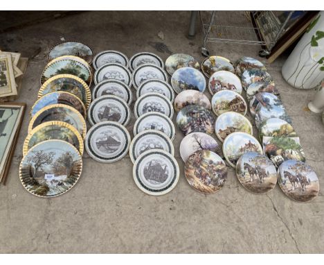 A LARGE ASSORTMENT OF CERAMIC COLLECTORS PLATES 