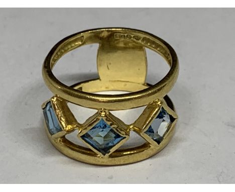 AN UNUSUAL 18 CARAT GOLD RING WITH THREE BLUE STONES SET IN A DIAMOND SHAPE SIZE 0 