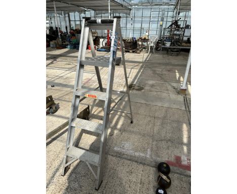 A THREE RUNG ALUMINIUM STEP LADDER 