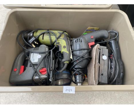 AN ASSORTMENT OF POWER TOOLS TO INCLUDE DRILLS, JIGSAWS AND SANDERS ETC 