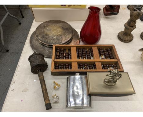 A MIXED LOT TO INCLUDE A WOODEN ABACUS, A VINTAGE BLOTTER WITH RAMPANT LION FINIAL, HIP FLASK, CRANBERRY GLASS JUG, ETC 