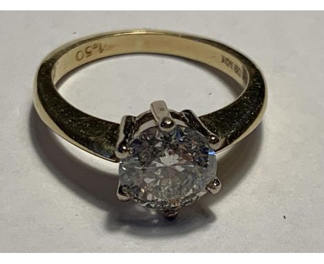 AN 18 CARAT GOLD RING WITH A 1.5 CARAT ROUND CUT DIAMOND SIZE J/K 