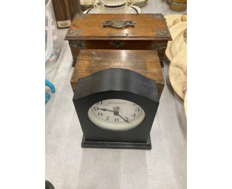 A VINTAGE OAK CIGAR BOX WITH BRASS FITTINGS, AN INLAID MAHOGANY BOX AND A MANTLE CLOCK 
