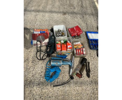 AN ASSORTMENT OF TOOLS TO INCLUDE VEHICLE LIGHT BULBS, A HEAT GUN AND A COMPRESSOR ATTATCHMENT ETC 