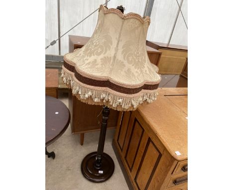 A MID 20TH CENTURY STANDARD LAMP COMPLETE WITH SHADE 