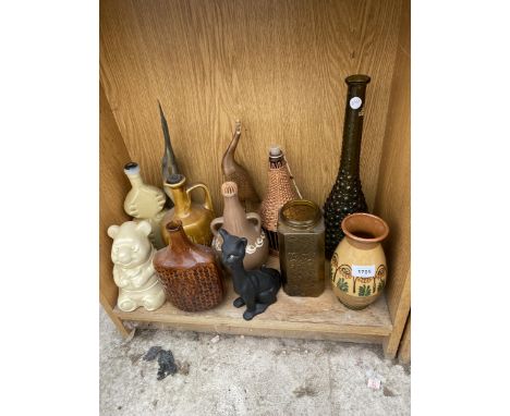 AN ASSORTMENT OF GLASS AND CERAMIC ITEMS TO INCLUDE BOTTLES AND VASES ETC 