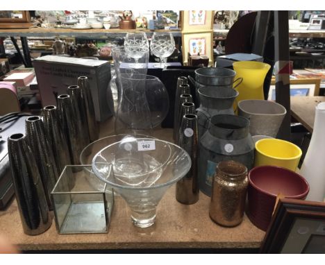 A MIXED LOT TO INCLUDE SMALL MILK CHURNS, GLASS AND CERAMIC VASES, PLANTERS, ETC 