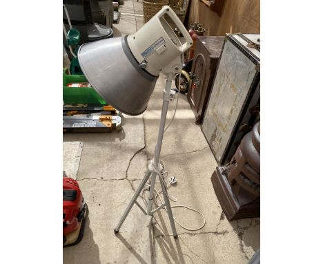A PHOTAX PHOTOGRAPHY BOOTH LIGHT ON TRIPOD BASE 