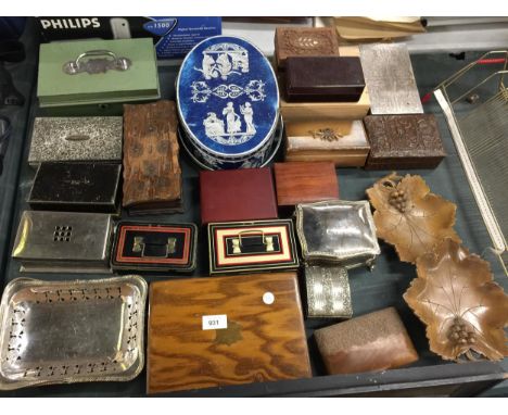 A LARGE QUANTITY OF VINTAGE BOXES TO INCLUDE TREEN, WHITE METAL, CASH TINS, ETC 