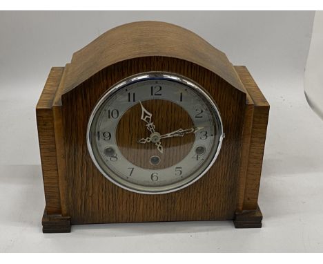 A VINTAGE MAHOGANY CASED WESTMINSTER CHIMING MANTLE CLOCK 