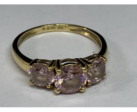 A 14 CARAT GOLD RING WITH THREE IN LINE PINK STONES SIZE M/N 