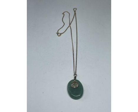 A 9 CARAT GOLD NECKLACE WITH JADE PENDANT IN A GOLD MOUNT 