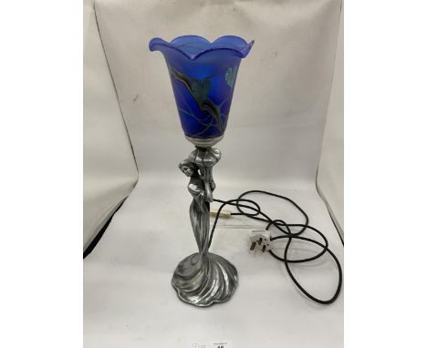 AN ART NOUVEAU DESIGN SILVER EFFECT FIGURAL TABLE LAMP WITH BLUE GLASS SHADE 