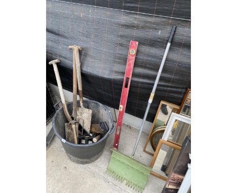 AN ASSORTMENT OF TOOLS TO INCLUDE A FORK, A SHOVEL AND SAWS ETC 
