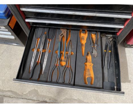 A SEVEN DRAWER MECHANICS TOOL CHEST CONTAINING A LARGE ASSORTMENT OF TOOLS TO INCLUDE SOCKETS, SPANNERS AND PLIERS ETC 