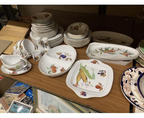 A COLLECTION OF ROYAL WORCESTER EVESHAM PATTERN DINNER WARES 