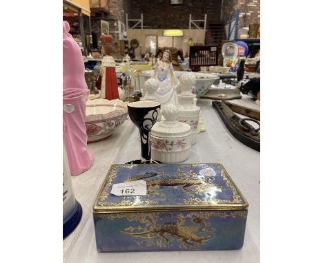 A QUANTITY OF CERAMIC ITEMS TO INCLUDE A CROWN DEVON FIEDINGS LUSTRE BOX WITH LIZARD PATTERN - A/F TO LID, A SWEDISH 'SAGAFOR