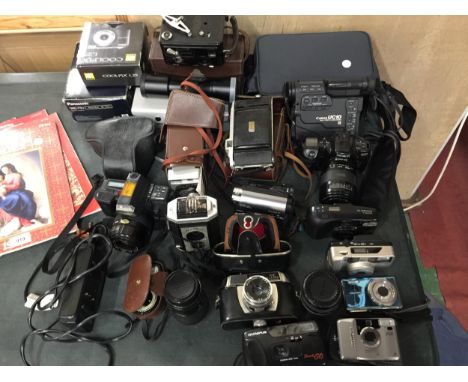 A LARGE QUANTITY OF VINTAGE CAMERAS AND ACCESSORIES TO INCLUDE A MINOLTA HIGH SPEED AF, YASHICA, OLYMPUS ZOOM AND FE, VIVITAR