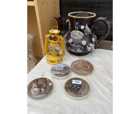 A LARGE BARGEWARE TEAPOT 1899 WITH INSCRIPTION, FOUR CERAMIC POT LIDS AND A DECORATIVE PARAFFIN LAMP 