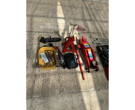 AN ASSORTMENT OF TOOLS TO INCLUDE DRILL BITS, AXEL STANDS AND A TROLLEY JACK ETC 