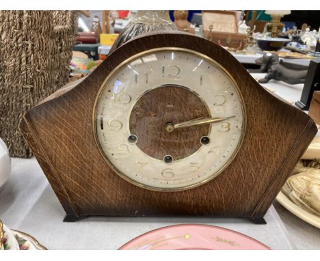 A VINTAGE MAHOGANY CASED 'SMITHS' MANTLE CLOCK WITH PENDULUM 