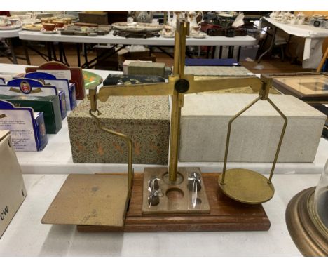 A SET OF VINTAGE WOOD AND BRASS POST OFFICE SCALES WITH SOME WEIGHTS 