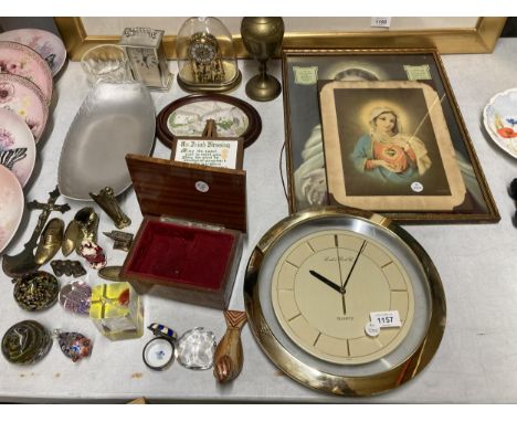 A MIXED LOT TO INCLUDE LONDON CLOCK CO CLOCK, BRASS COLLECTABLES, INLAID BOX, MANTLE CLOCKS ETC 