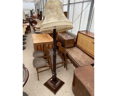 A MID 20TH CENTURY MAHOGANY STANDARD LAMP WITH TURNED AND KNURLED COLUMN, COMPLETE WITH SHADE 