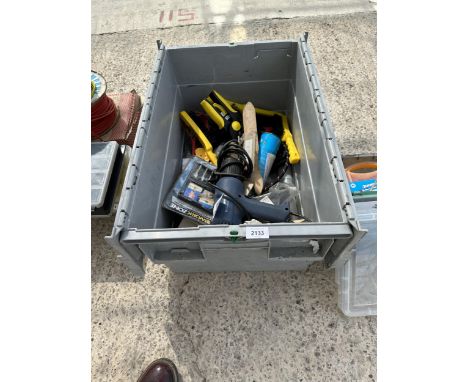 AN ASSORTMENT OF TOOLS TO INCLUDE A HEAT GUN AND WIRE BRUSHES ETC 