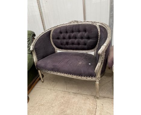 A VICTORIAN STYLE SILVER PAINTED BUTTON-BACK COUCH ON FLUTED LEGS 