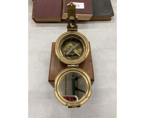 A BRASS COMPASS IN WOODEN BOX 