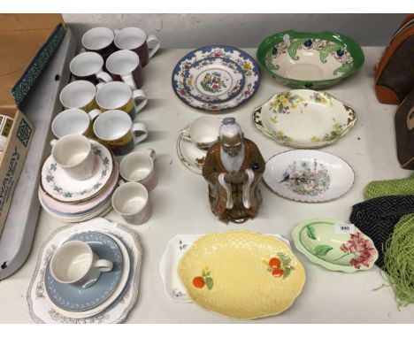 A QUANTITY OF CERAMIC ITEMS TO INCLUDE AN ORIENTAL FIGURE, FLORAL TRIO, COPELAND SPODE 'BROMPTON' PLATES, VINTAGE ROYAL DOULT